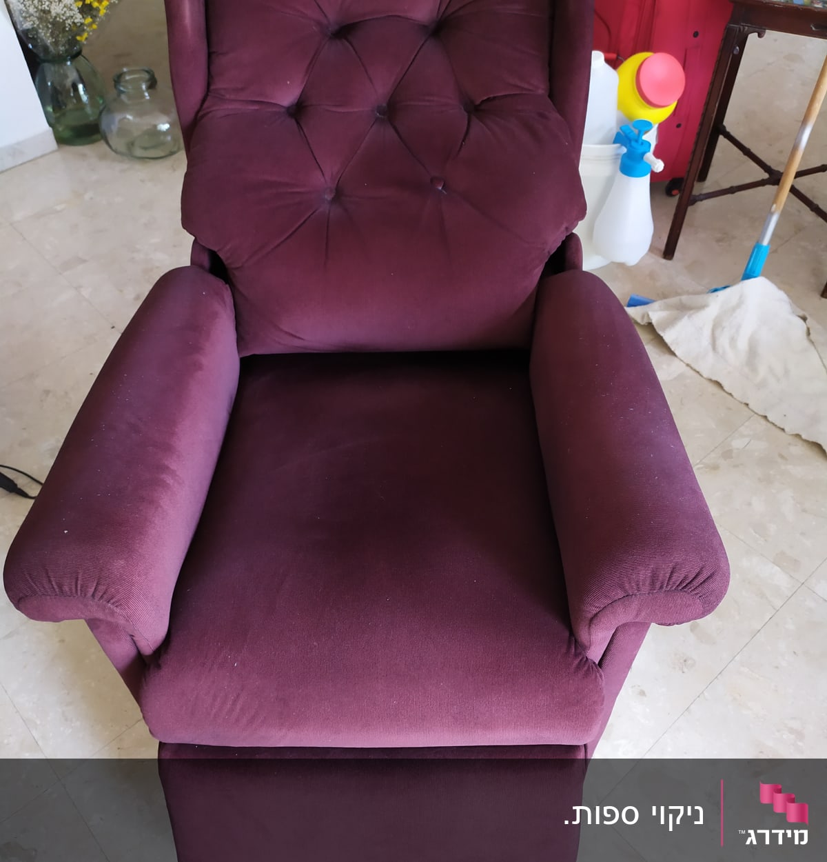 כיסא מרופד עם בקבוקי ניקוי ומגב